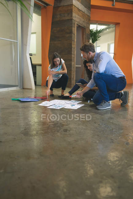 Бизнес-люди обсуждают документы в офисе — стоковое фото