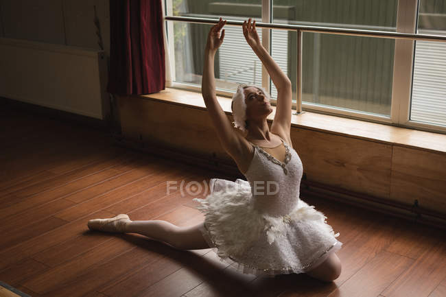 Балерина практикует балет в танцевальной студии — стоковое фото