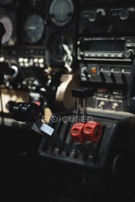 Gros plan du levier de commande des gaz dans le poste de pilotage de l'aéronef — Photo de stock