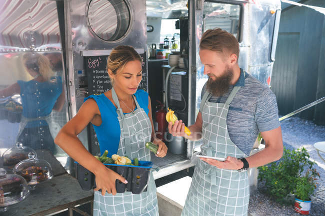 Paar interagiert in der Nähe von Food-Truck — Stockfoto