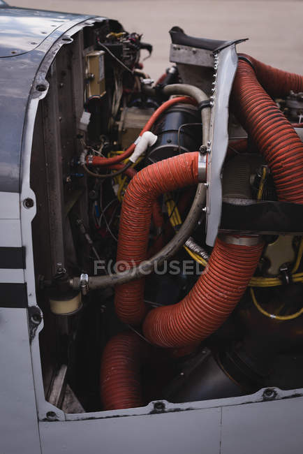 Close-up do motor da aeronave na área aeroespacial perto do hangar — Fotografia de Stock