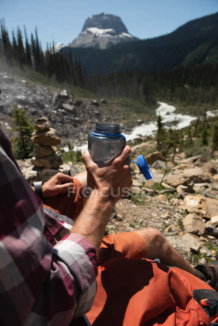 Mid section of male hiker having water — Stock Photo