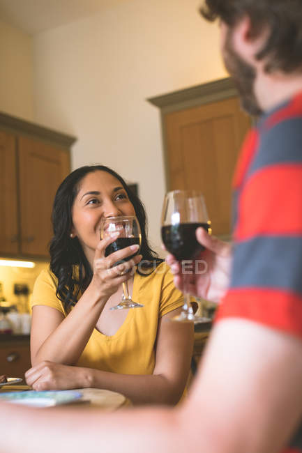 Casal romântico brindar copos de vinho em casa — Fotografia de Stock