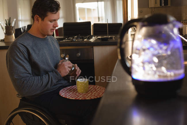 Behinderter bereitet zu Hause in Küche Kaffee zu — Stockfoto