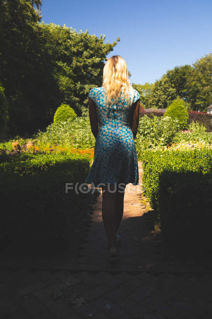 Vista posteriore della donna in piedi nel giardino — Foto stock