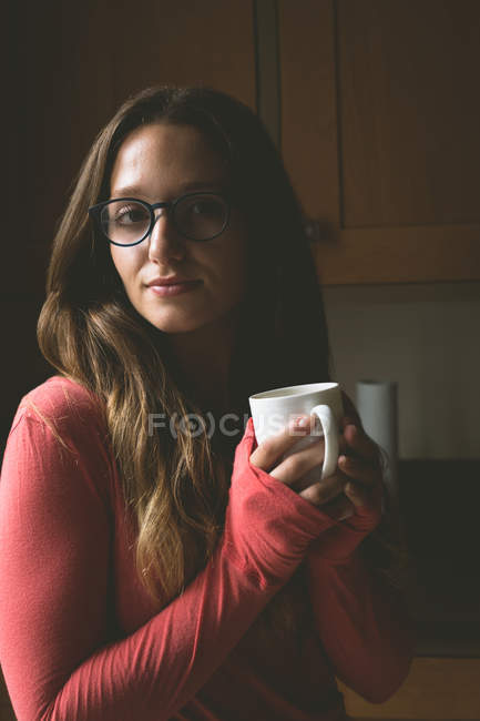 Mulher bonita tomando café em casa — Fotografia de Stock