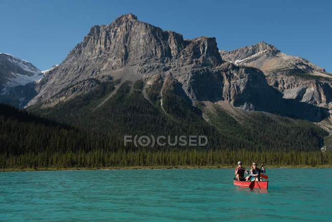 Un par de paseos en barco por el río en las montañas - foto de stock
