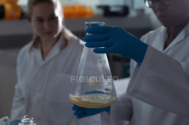 Close-up de cientistas experimentando em laboratório — Fotografia de Stock
