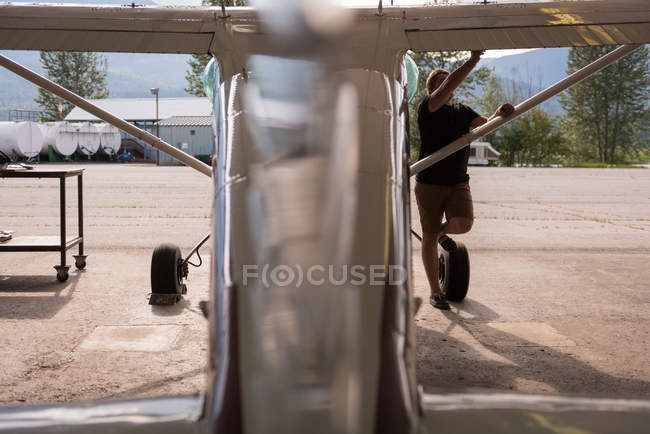 Mechaniker warten Flugzeugflügel im Hangar der Luft- und Raumfahrt — Stockfoto
