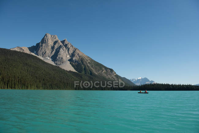 Couple boating on river in mountains — Stock Photo