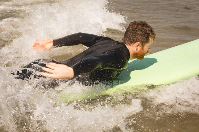 Close-up de surf surfista na água do mar — Fotografia de Stock