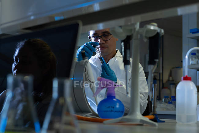 Attentive male scientist experimenting in laboratory — Stock Photo