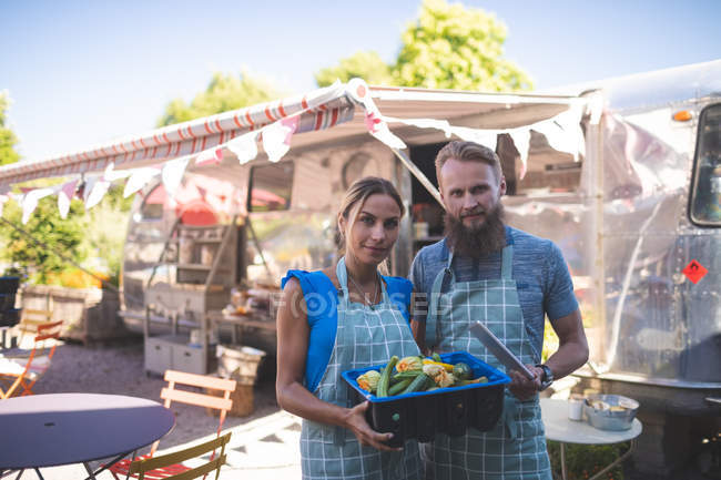 Paar blickt in der Nähe von Food-Truck in die Kamera — Stockfoto