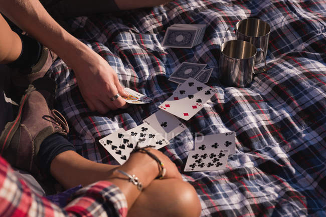 Gros plan du couple jouant avec des cartes à jouer — Photo de stock