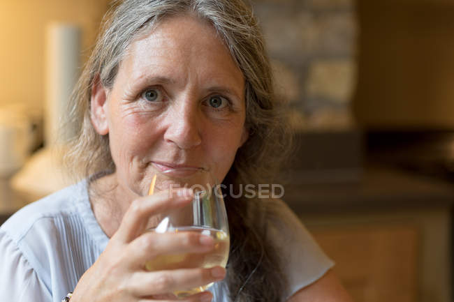 Nahaufnahme einer Seniorin beim Wein zu Hause — Stockfoto
