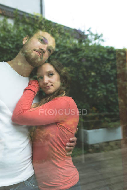 Romantisches Paar umarmt sich zu Hause — Stockfoto