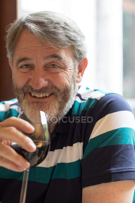 Primer plano del hombre mayor tomando vino tinto - foto de stock