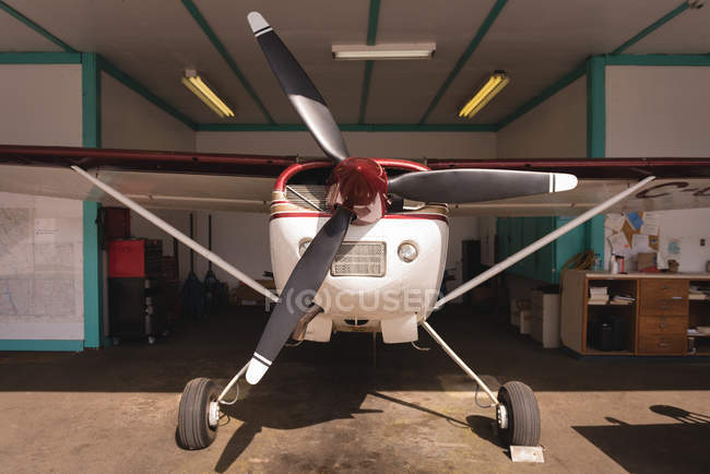 Privatflugzeug im Hangar geparkt — Stockfoto
