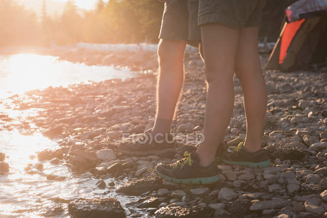 Casal em pé perto da ribeira — Fotografia de Stock