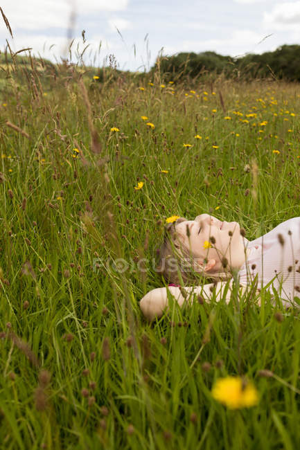 Mujer joven relajándose en el campo - foto de stock