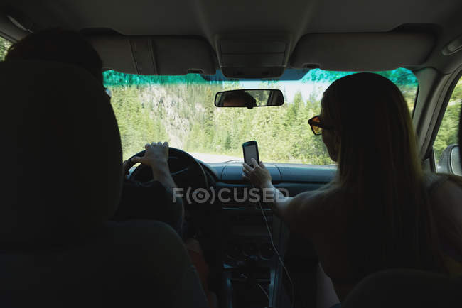 Вид ззаду пари, що подорожує в машині — стокове фото