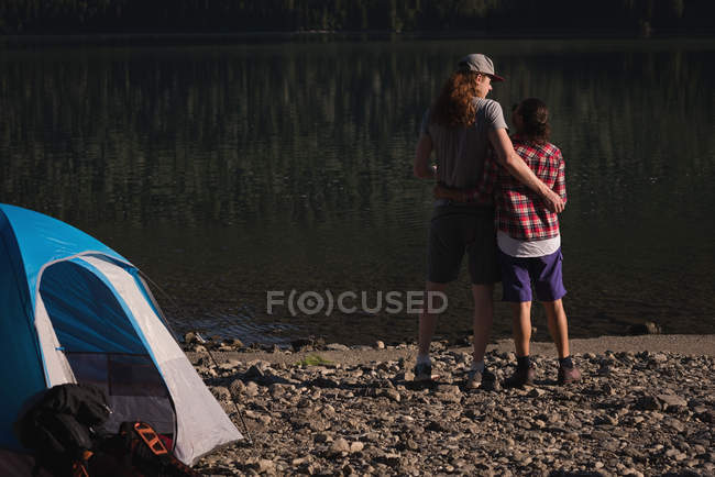 Вид сзади на пару, стоящую возле реки — стоковое фото