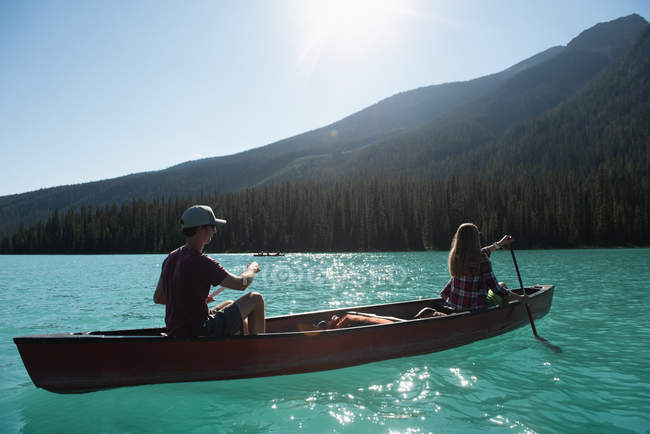 Paar beim Bootfahren auf Fluss in den Bergen — Stockfoto