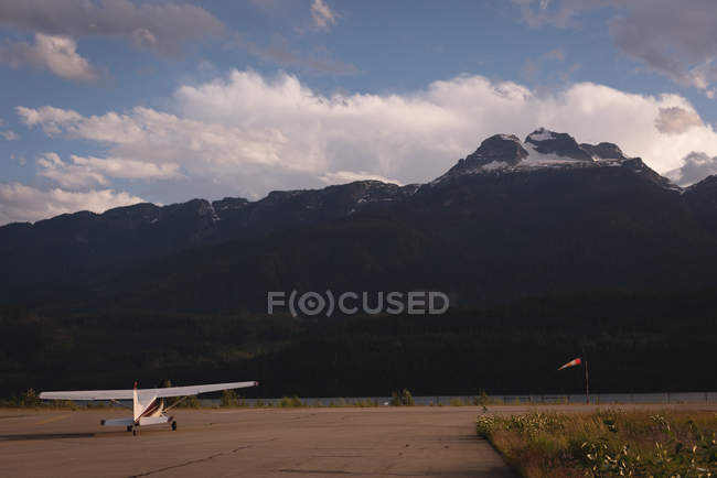 Частный самолет взлетает на взлетно-посадочную полосу — стоковое фото