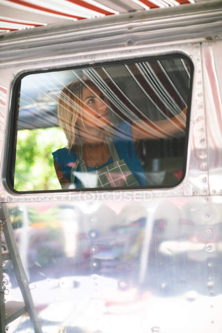 Garçonete do sexo feminino trabalhando em caminhão de alimentos — Fotografia de Stock