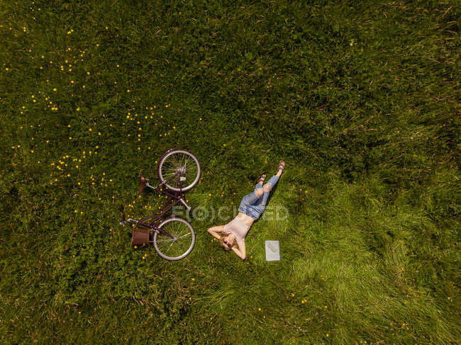 Жінка відпочиває в полі в сільській місцевості — стокове фото