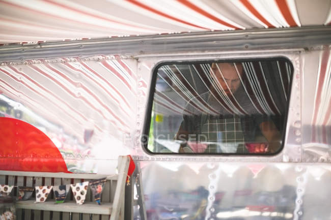 Внимательный официант работает в фургоне с едой — стоковое фото