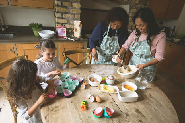 Сім'я готує сніданок на обідньому столі вдома — стокове фото