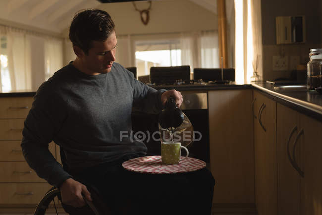 Uomo disabili preparare il caffè in cucina a casa — Foto stock