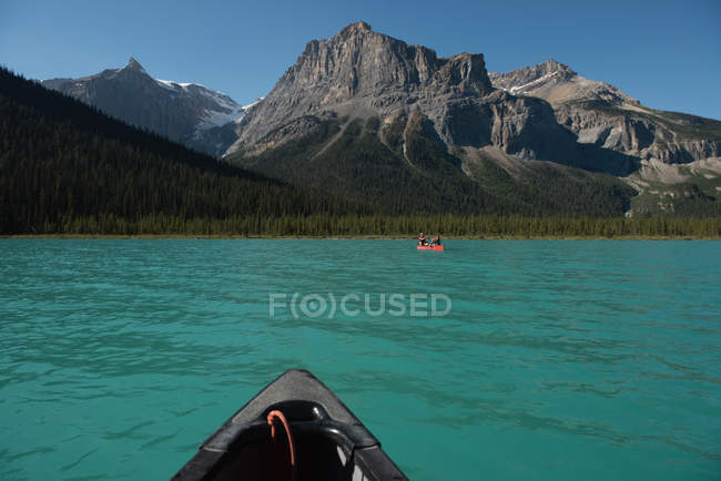 Couple boating on river in mountains — Stock Photo