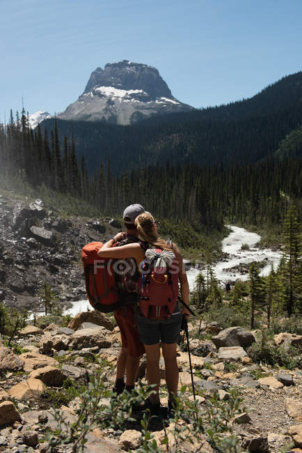 Paar steht auf einem Berg in den Bergen — Stockfoto