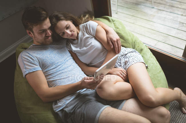 Liebespaar nutzt digitales Tablet zu Hause — Stockfoto