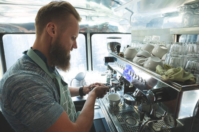 Vista lateral do garçom preparando café no caminhão de alimentos — Fotografia de Stock
