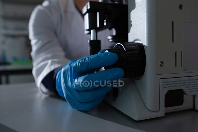 Scientifique masculin utilisant le microscope en laboratoire — Photo de stock