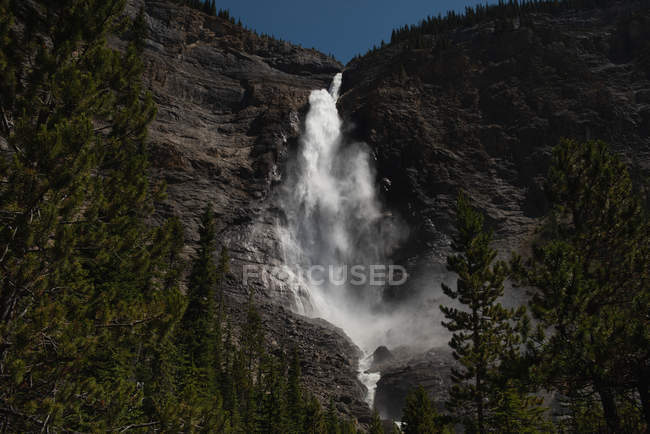 Vista da cachoeira no campo — Fotografia de Stock