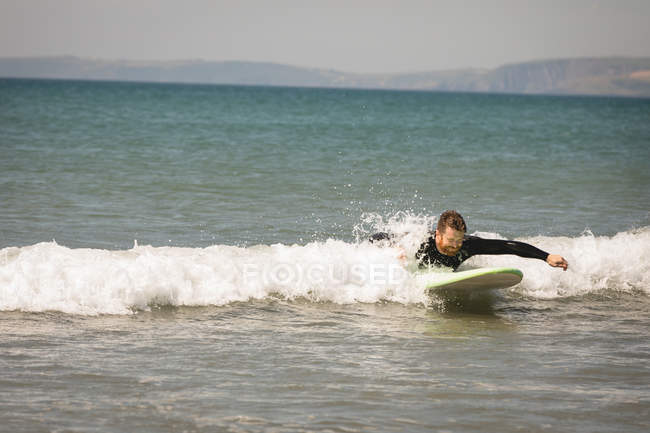 Surfer surfing on seawater on a sunny day — Stock Photo