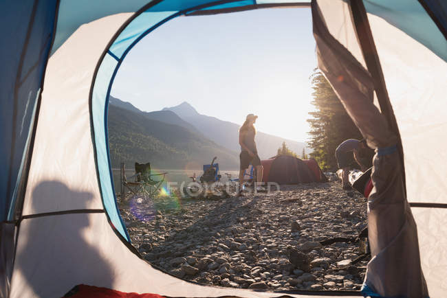 Uomo campeggio vicino al lungofiume in montagna — Foto stock