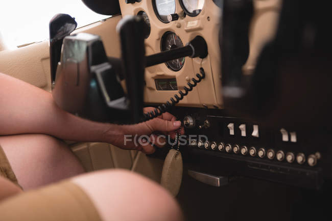 Close-up do piloto pronto para iniciar a aeronave — Fotografia de Stock