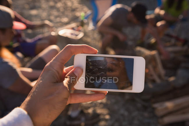 Человек щелкает фото с мобильного телефона — стоковое фото