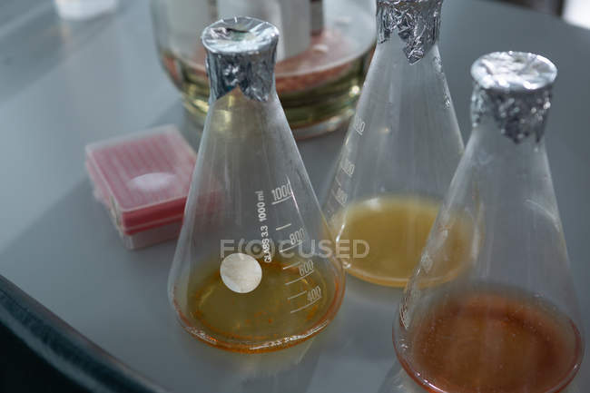 Крупный план колбы с химикатами в лаборатории — стоковое фото