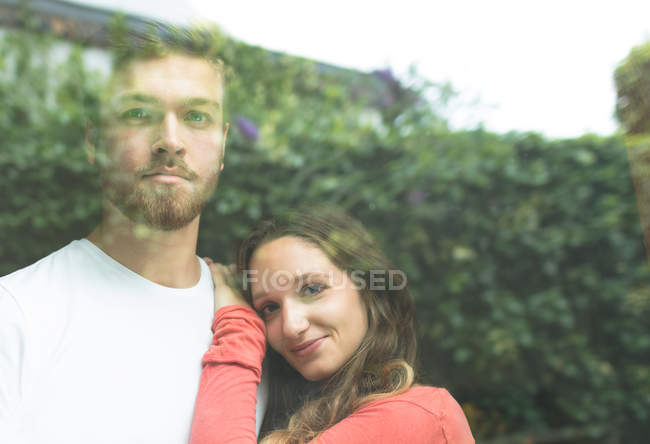Romantisches Paar umarmt sich zu Hause — Stockfoto