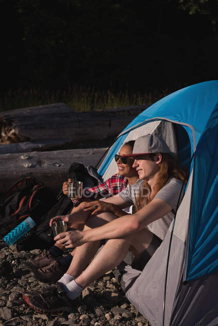 Пара розслабляється в наметі на сонячний день — стокове фото