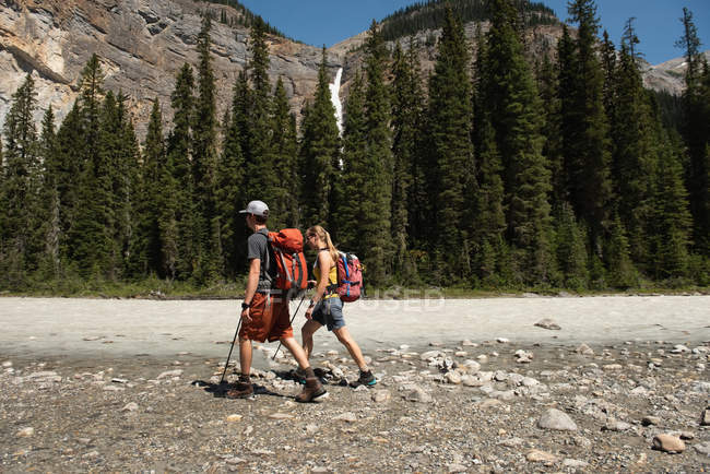 Couple hiking near river on a sunny day — Stock Photo