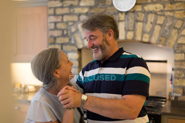 Романтична старша пара танцює вдома — стокове фото