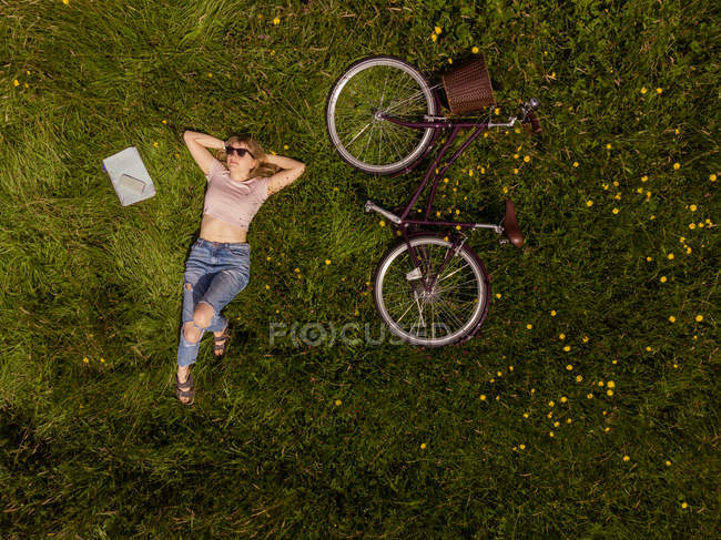 Woman relaxing in the field at countryside — Stock Photo