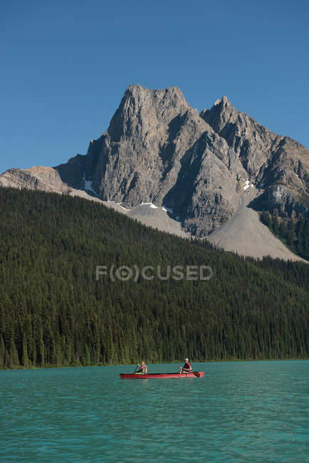 Paar beim Bootfahren auf Fluss in den Bergen — Stockfoto